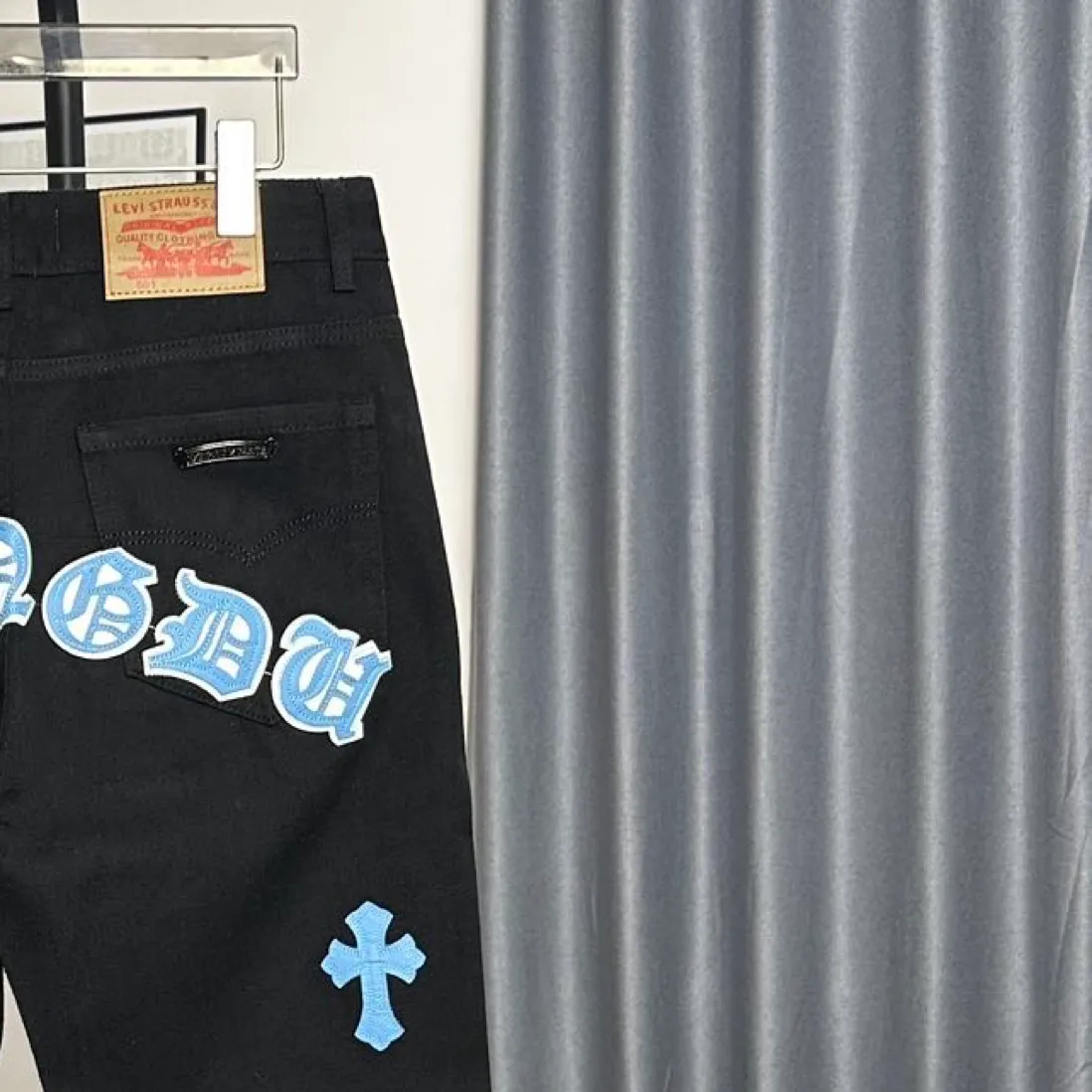 P210 Chrome Hearts City Limited New City Limited Jeans Chrome Hearts City Limited Jeans Hardware Customization Original Development Vintage Levis American 501 Black Gray Base Version Levis American 501 Base Version Imported Sheepskin 925 Silver Remake [Top heavy industry fashion design] Consistently high-street luxury style. Speaking of this style, the Zangyin family and GU family are definitely the leading representative brands. Especially the Zangyin family has really achieved a state-of-the-art effect in creating high-street style. The unique washed material is used to create this style. The color system is already quite eye-catching. After it is decorated with patchwork cross flowers, it cleverly highlights the charm of the brand. Secondly, this style uses classic The high-waist cutting design highlights the long legs and fashionable temperament of the upper body. The brand is highly recognizable and the slim fit configuration is more suitable for daily wear. It is a product that interprets personality, fashion, and specifications at a glance. This single product is enough to make any fan excited. It can be a white T-shirt for a youthful college style, or a tight suspender for a royal style. It has strong matching ability and can be easily controlled by men.  [Materials and craftsmanship] Needless to say, this point goes without saying. As an excellent craftsman brand, Zangyin’s requirements for details and craftsmanship are really perfect. The washed color of this model has gone through so many processes, not to mention the embellishment of denim appliques. It is also purely hand-made and sewn. Just like what they believe in, only hand-made things have soul and have the meaning of wear. A top-notch heavy-duty fashionable denim item, I look forward to your perfect interpretation! ! Color: Black and blue, black and white Size: M L